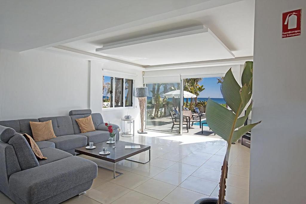 Villa Adaman - Stunning 3 Bedroom Seafront Villa With Pool - Close To The Beach