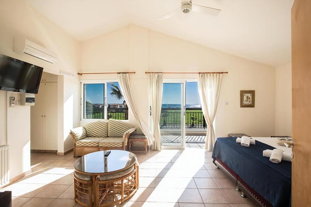 Villa Magusta - Modern 4 Bedroom Ayia Thekla Villa With Pool - Close To The Beach