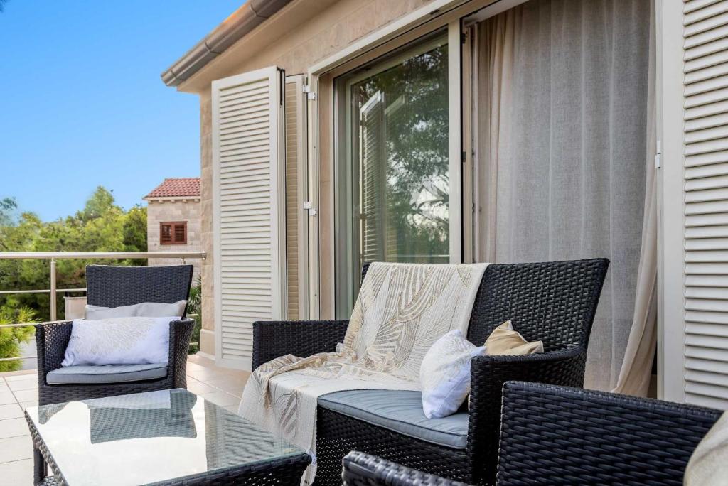 Villa Sumartin Selca, Stunning, Luxurious Frontline 7 Bedrooms Villa Amazing Sea-Views