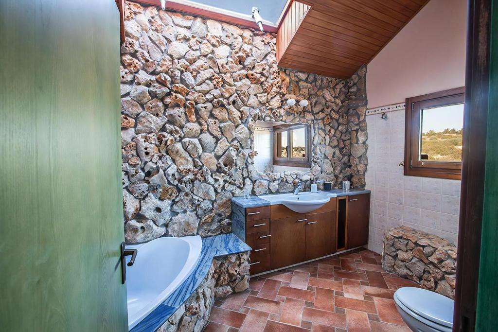 Koupelna v ubytování Villa Ayia Napa Foothills, Exquisite 5Bdr Ayia Napa Villa With Pool And Stunning Views