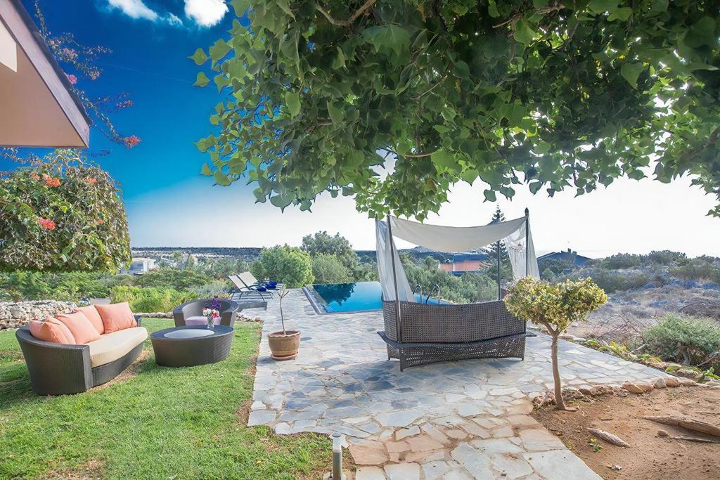 Zahrada ubytování Villa Ayia Napa Foothills, Exquisite 5Bdr Ayia Napa Villa With Pool And Stunning Views