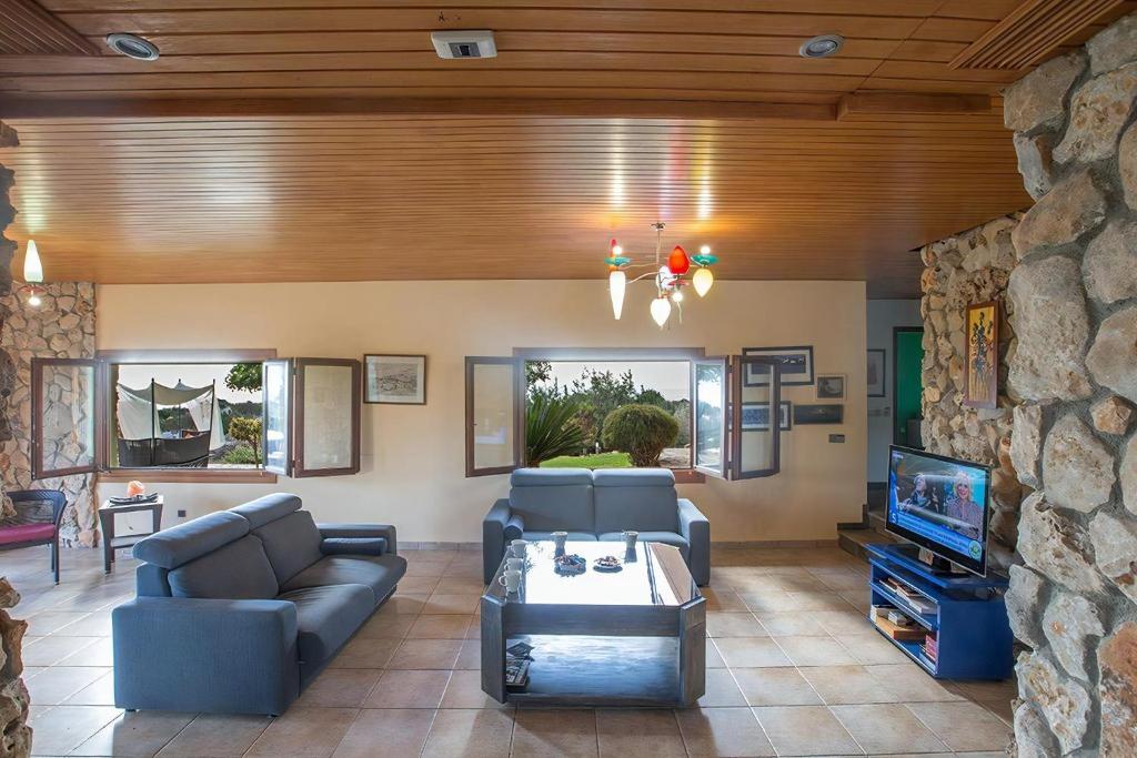Posezení v ubytování Villa Ayia Napa Foothills, Exquisite 5Bdr Ayia Napa Villa With Pool And Stunning Views