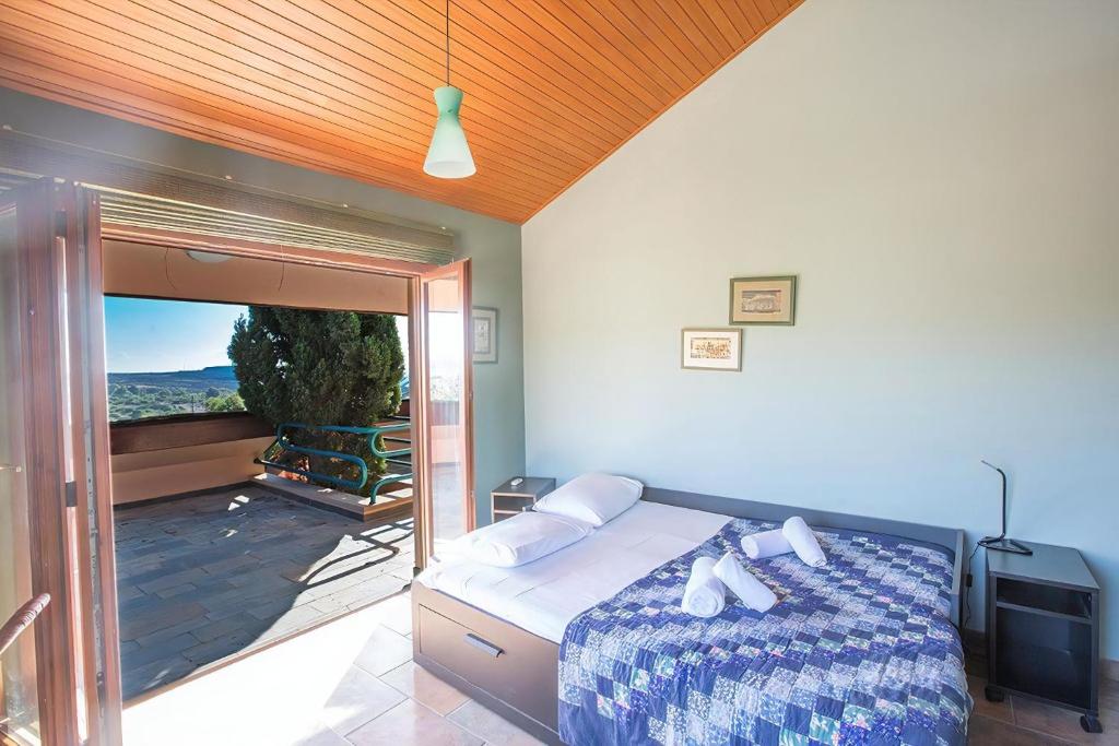 Postel nebo postele na pokoji v ubytování Villa Ayia Napa Foothills, Exquisite 5Bdr Ayia Napa Villa With Pool And Stunning Views