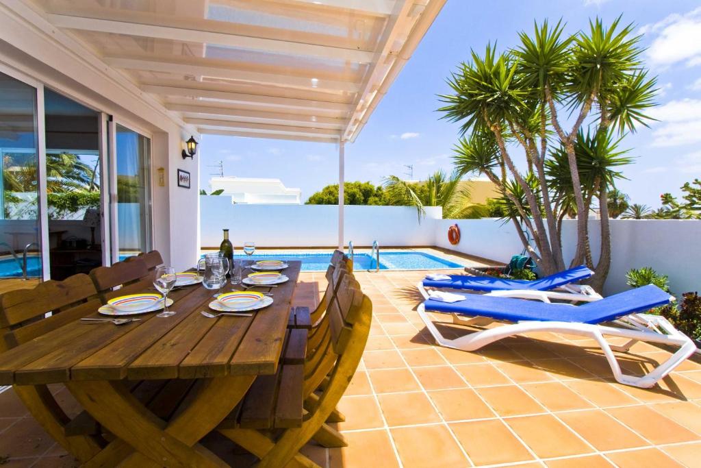 Bazén v ubytovaní Lovely Los Mojones Villa Casa Jasmine Heated Pool Short Walk To Beach Puerto Del Carmen alebo v jeho blízkosti