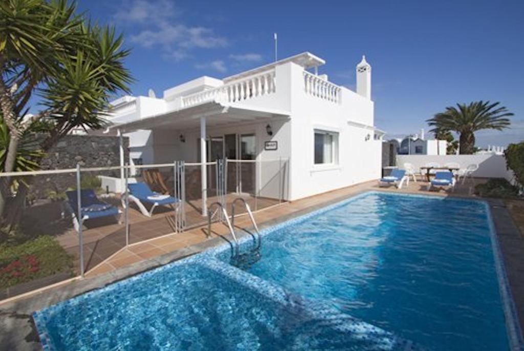 Bazén v ubytovaní Lovely Los Mojones Villa Casa Jasmine Heated Pool Short Walk To Beach Puerto Del Carmen alebo v jeho blízkosti