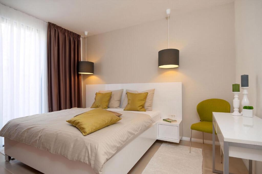 Posteľ alebo postele v izbe v ubytovaní Seafront Ciovo Villa Villa Trogir Deluxe Dva 6 Beautiful Bedrooms Private Pools Sea Front - Sauna