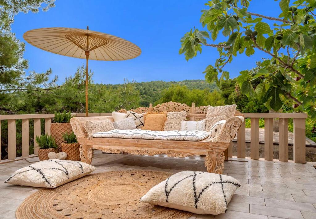 Balkón nebo terasa v ubytování Charming Bohemian Chic Style Villa 4 Bedrooms Villa Punti Waterfront Sea Front Villa With Stunning Ocean Views Brac