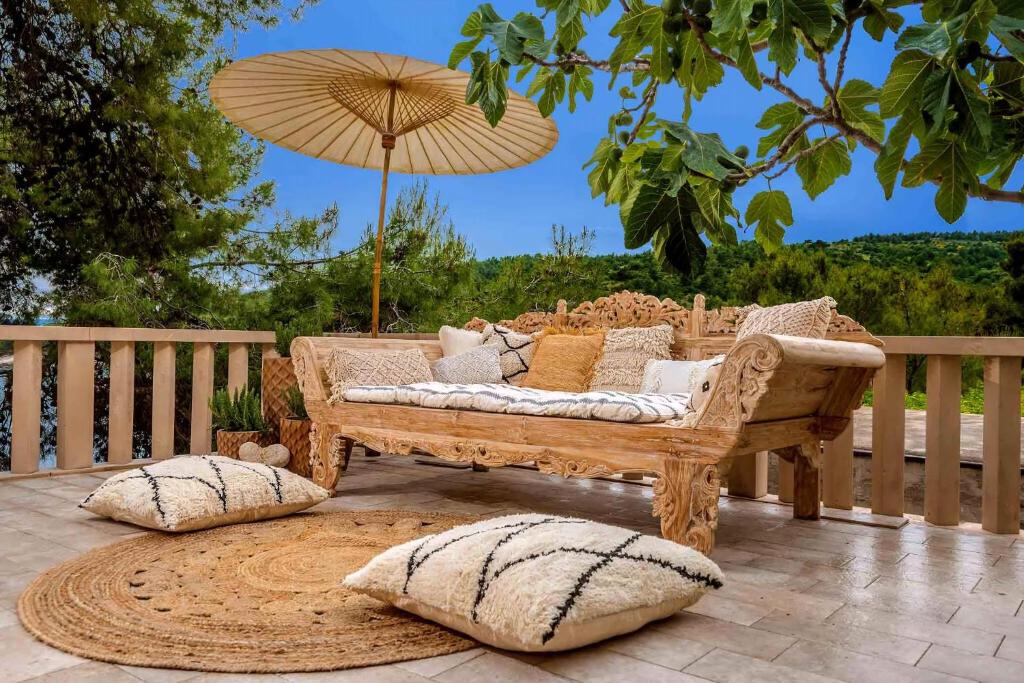 Posezení v ubytování Charming Bohemian Chic Style Villa 4 Bedrooms Villa Punti Waterfront Sea Front Villa With Stunning Ocean Views Brac