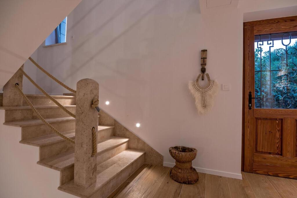Fotografie z fotogalerie ubytování Charming Bohemian Chic Style Villa 4 Bedrooms Villa Punti Waterfront Sea Front Villa With Stunning Ocean Views Brac v destinaci Selca
