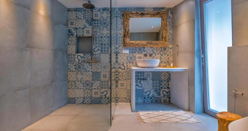 Koupelna v ubytování Charming Bohemian Chic Style Villa 4 Bedrooms Villa Punti Waterfront Sea Front Villa With Stunning Ocean Views Brac