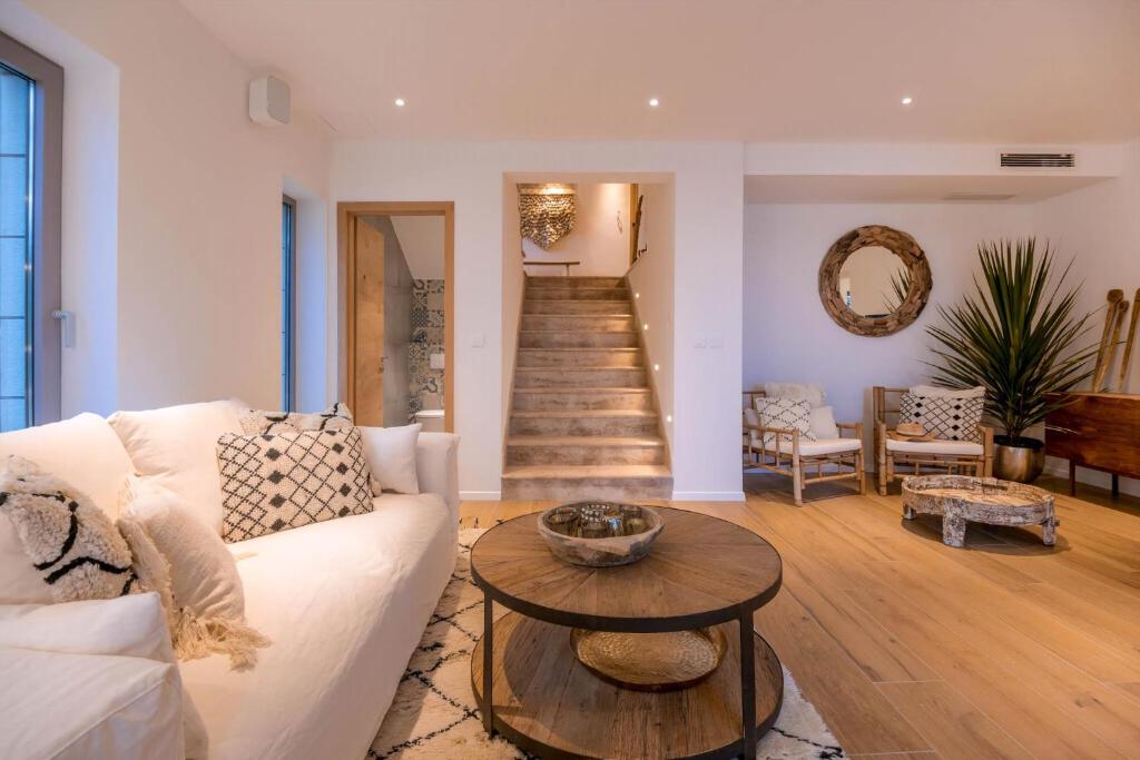 Posezení v ubytování Charming Bohemian Chic Style Villa 4 Bedrooms Villa Punti Waterfront Sea Front Villa With Stunning Ocean Views Brac