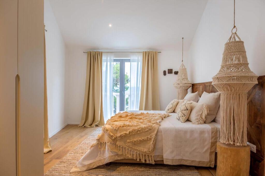 Postel nebo postele na pokoji v ubytování Charming Bohemian Chic Style Villa 4 Bedrooms Villa Punti Waterfront Sea Front Villa With Stunning Ocean Views Brac