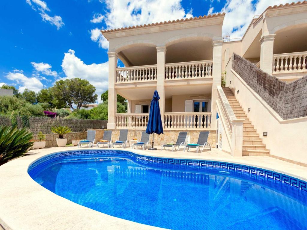Bazén v ubytování Immaculate Mallorca Villa Las Olas 3 Bedrooms Ideal For Families Couples Alcudia nebo v jeho okolí