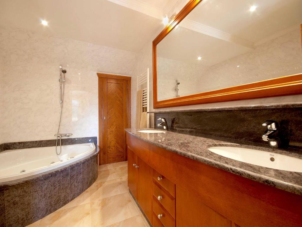 Koupelna v ubytování Immaculate Mallorca Villa Las Olas 3 Bedrooms Ideal For Families Couples Alcudia
