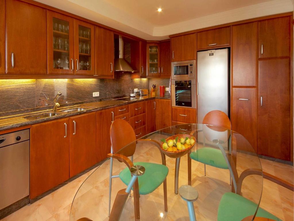 Kuchyň nebo kuchyňský kout v ubytování Immaculate Mallorca Villa Las Olas 3 Bedrooms Ideal For Families Couples Alcudia