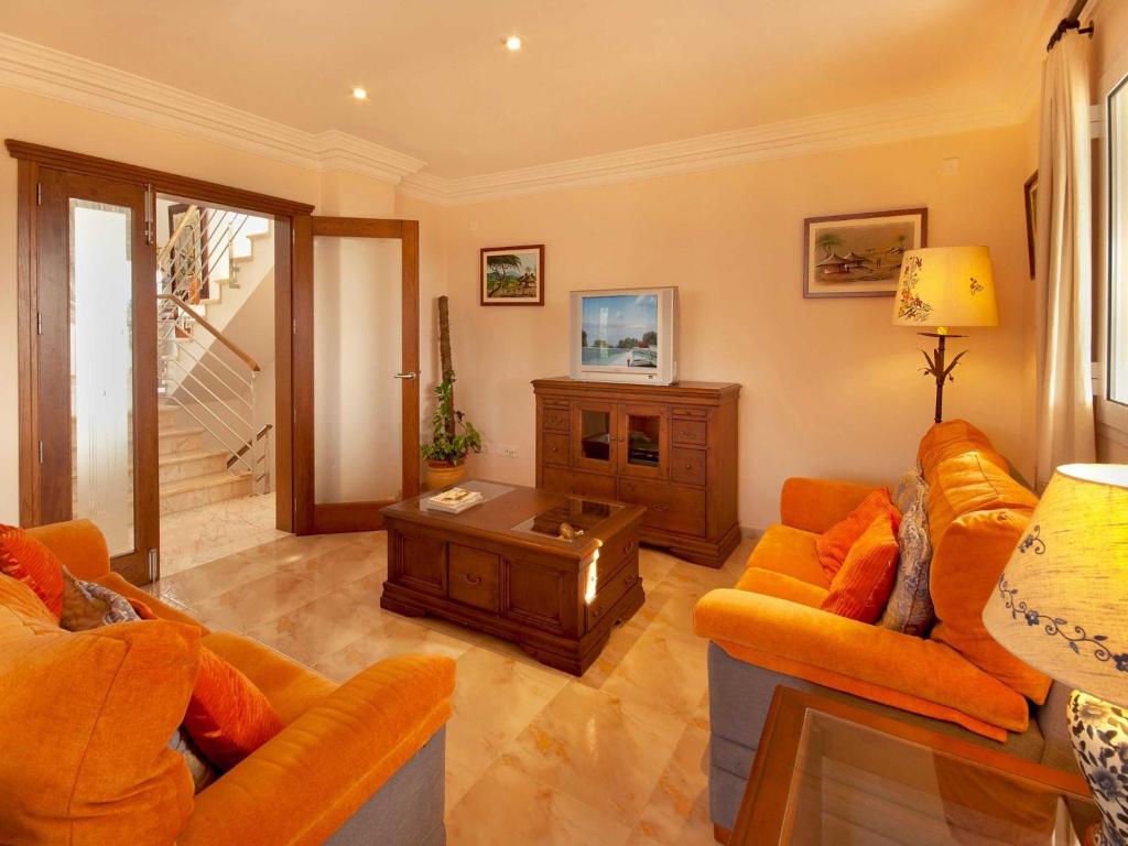TV a/nebo společenská místnost v ubytování Immaculate Mallorca Villa Las Olas 3 Bedrooms Ideal For Families Couples Alcudia