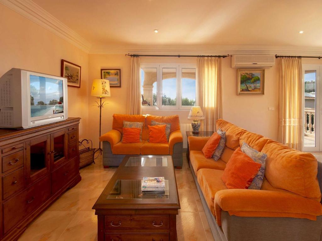 TV a/nebo společenská místnost v ubytování Immaculate Mallorca Villa Las Olas 3 Bedrooms Ideal For Families Couples Alcudia