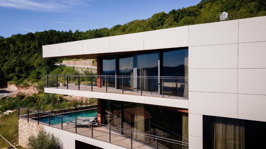 Bazén v ubytování Sensational Istria Villa Villa Scenice Platinium 5 Bedrooms Stunning Sea Views Sauna And Gym nebo v jeho okolí