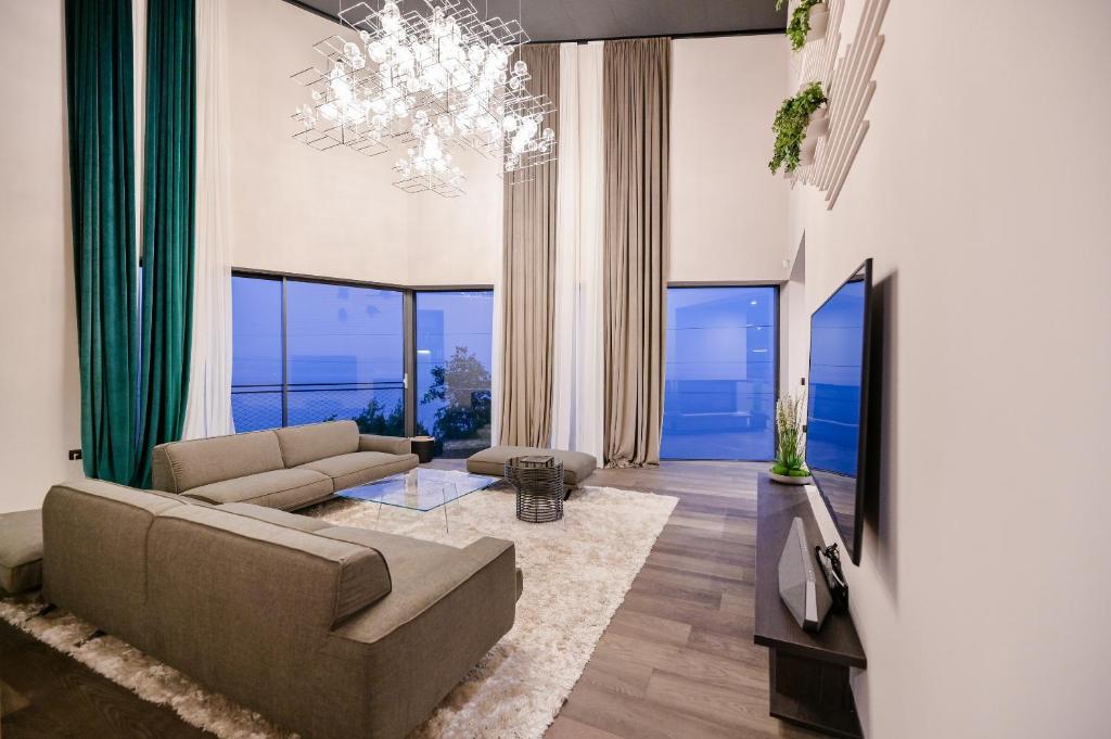 TV a/nebo společenská místnost v ubytování Sensational Istria Villa Villa Scenice Platinium 5 Bedrooms Stunning Sea Views Sauna And Gym