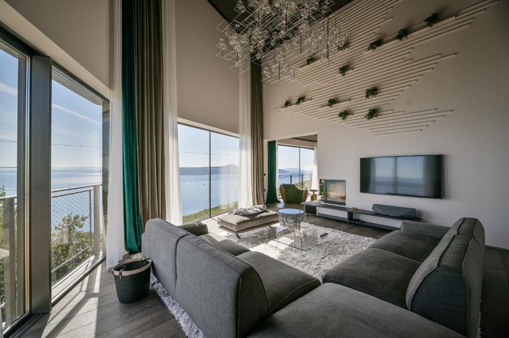 TV a/nebo společenská místnost v ubytování Sensational Istria Villa Villa Scenice Platinium 5 Bedrooms Stunning Sea Views Sauna And Gym