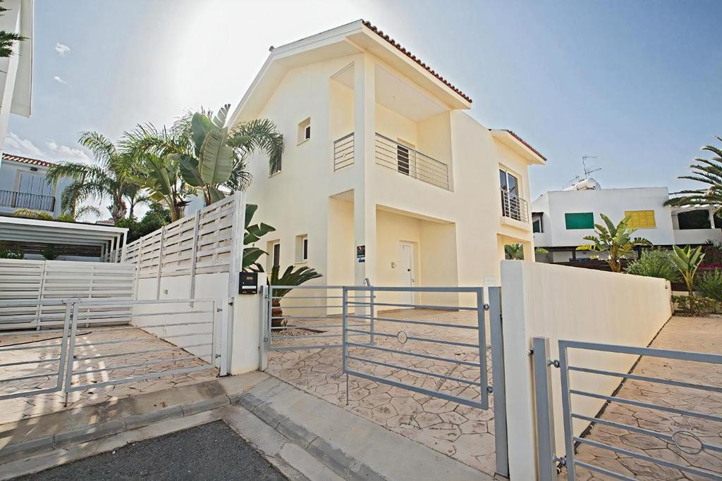 Villa Dafnis Sunshine - Modern 3 Bedroom Central Protaras Villa With Pool - Close To Fig Tree Bay