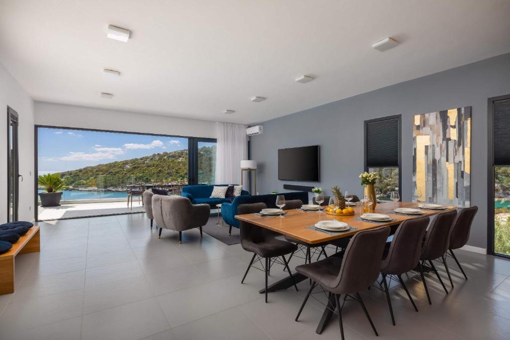 Villa Lijub Seafront - 4 Bedroom Villa - Stunning Sea Views - Gym And Wifi