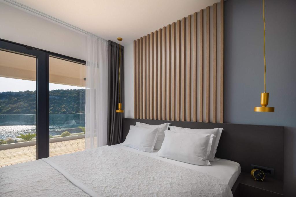 Posteľ alebo postele v izbe v ubytovaní Villa Lijub Seafront - 4 Bedroom Villa - Stunning Sea Views - Gym And Wifi