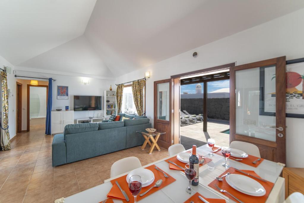 A seating area at Beautiful Lanzarote Villa 3 Bedrooms Villa Strelitzia South Facing Secluded Private Pool Playa Blanca