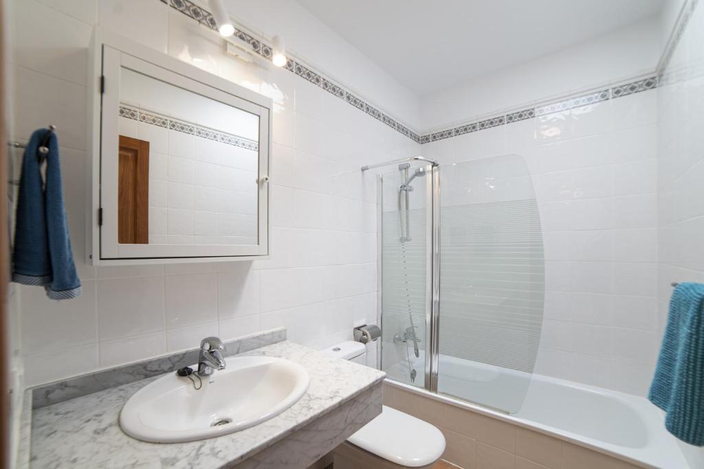 A bathroom at Beautiful Lanzarote Villa 3 Bedrooms Villa Strelitzia South Facing Secluded Private Pool Playa Blanca