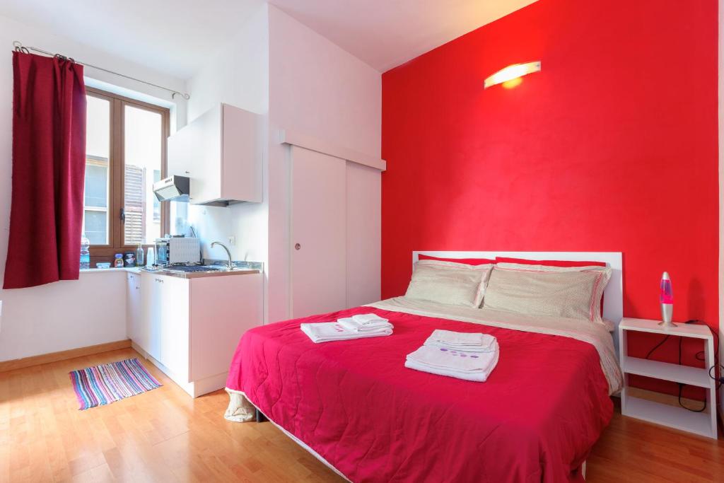 トラーパニにあるAppartamenti Trapani Mareの赤い壁のベッド付きの赤いベッドルーム