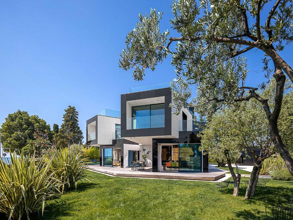 una casa moderna con un nero di Antal Fazana Istria a Fažana