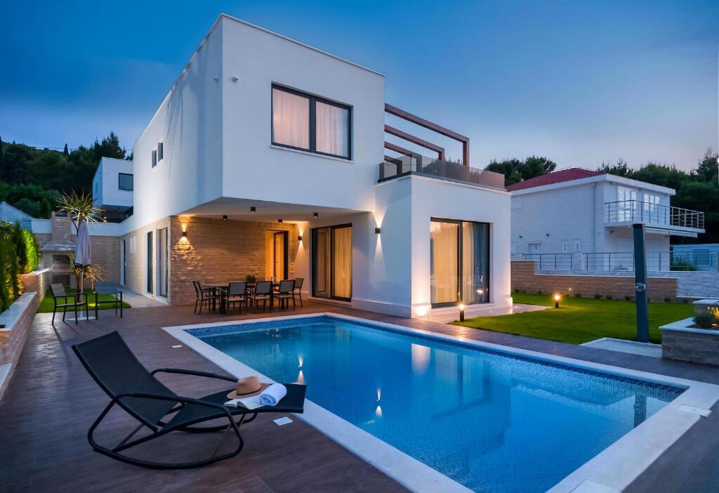 Bazén v ubytovaní Villa Trogir Deluxe 1 6 Beautiful Bedrooms - Sea Front Private Pools - Sauna alebo v jeho blízkosti