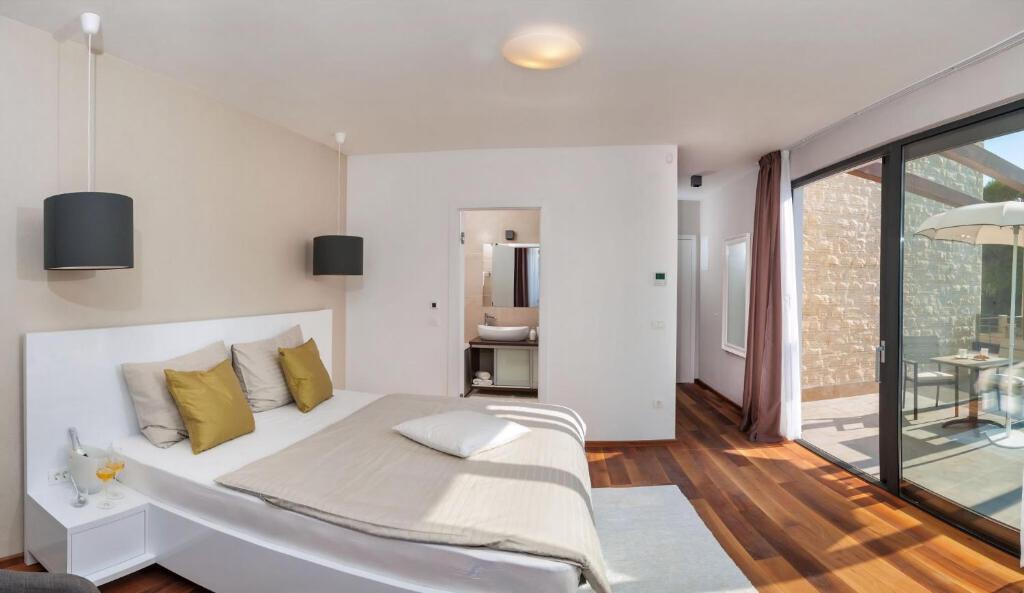 Posteľ alebo postele v izbe v ubytovaní Villa Trogir Deluxe 1 6 Beautiful Bedrooms - Sea Front Private Pools - Sauna