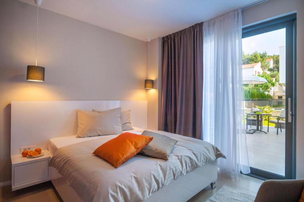 Posteľ alebo postele v izbe v ubytovaní Villa Trogir Deluxe 1 6 Beautiful Bedrooms - Sea Front Private Pools - Sauna