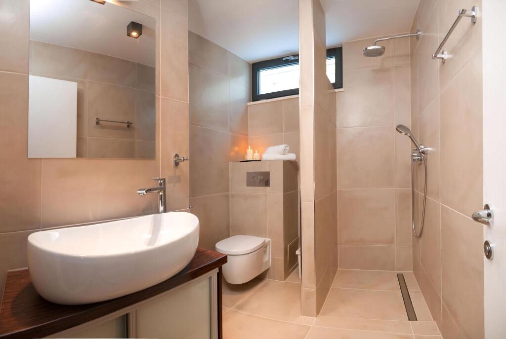 Kúpeľňa v ubytovaní Villa Trogir Deluxe 1 6 Beautiful Bedrooms - Sea Front Private Pools - Sauna