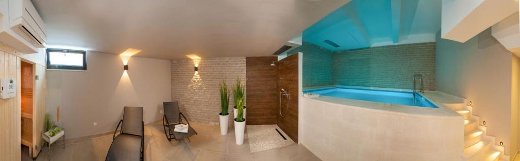 Kúpeľňa v ubytovaní Villa Trogir Deluxe 1 6 Beautiful Bedrooms - Sea Front Private Pools - Sauna