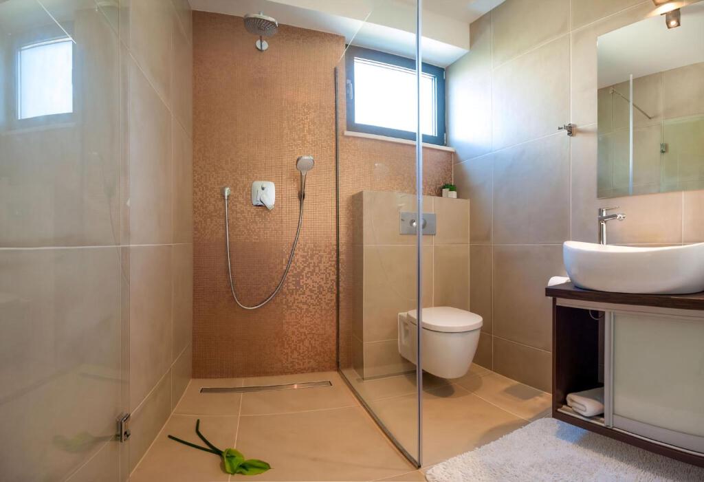 Kúpeľňa v ubytovaní Villa Trogir Deluxe 1 6 Beautiful Bedrooms - Sea Front Private Pools - Sauna