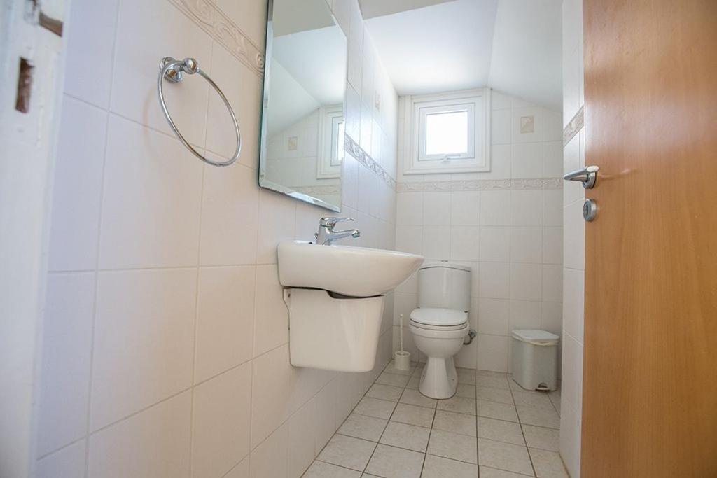 Villa Dafnis Chrysos - Modern 3 Bedroom Protaras Villa With Pool - Close To Fig Tree Bay Beach