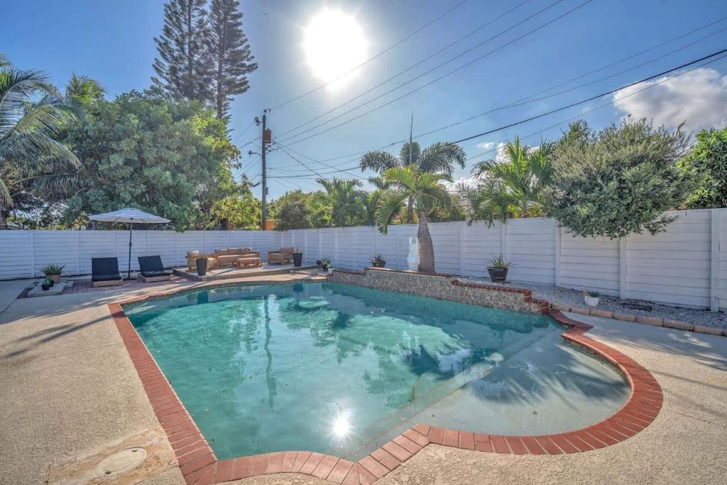Πισίνα στο ή κοντά στο Newly Renovated - Sunny Family Haven in Pompano
