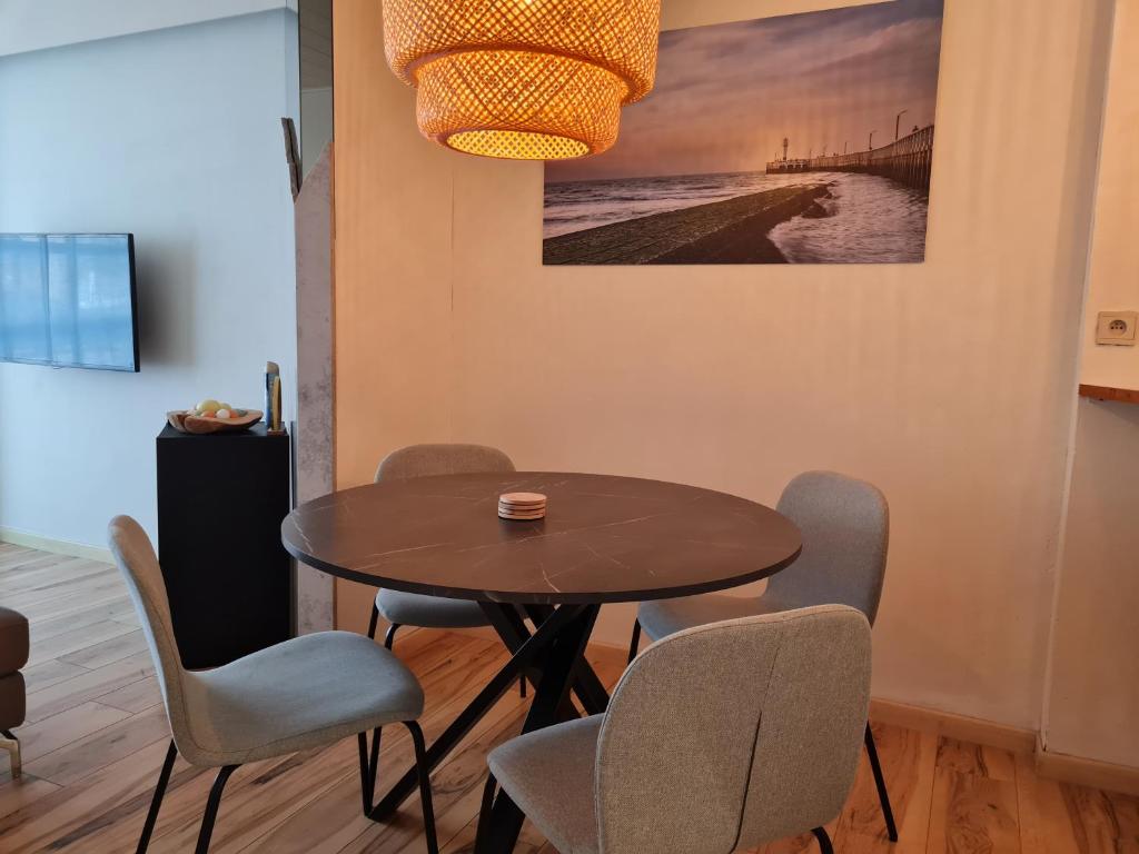 a dining room with a table and chairs and a picture at Gasthuis In't Stad in Nieuwpoort