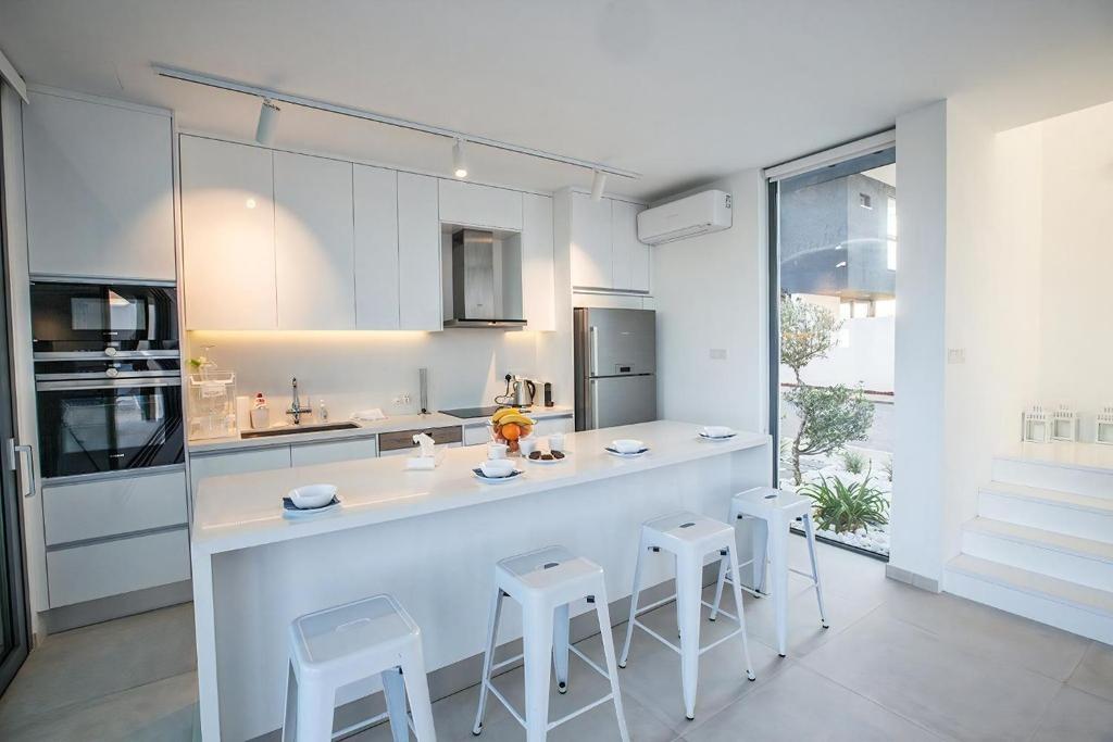 Villa Limni Enas - Luxury And Contemporary 3 Bedroom Kapparis Villa With Sea Views