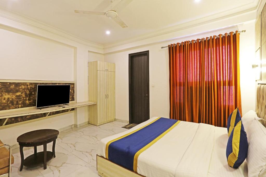 TV a/nebo společenská místnost v ubytování Hotel ALMORA NEAR TERMINAL 1 DELHI AIRPORT - WITH - FREE AIRPORT PICKUP AND DROP