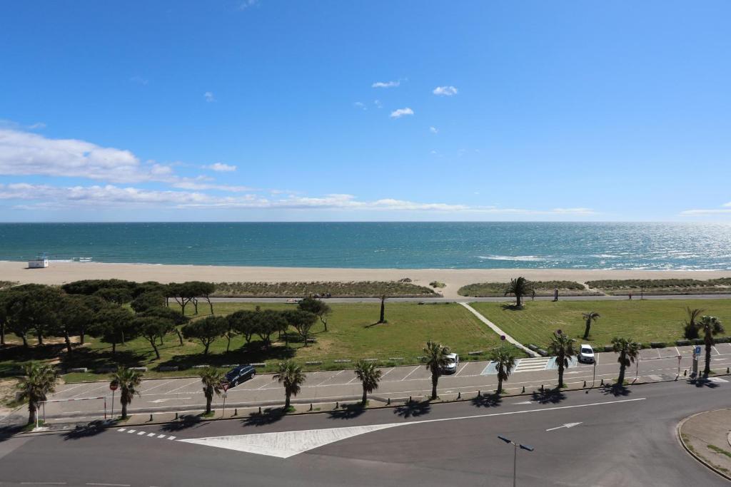 - une vue sur la plage et l'océan depuis un bâtiment dans l'établissement Moderne et lumineux appart face à la mer,, à Saint-Cyprien