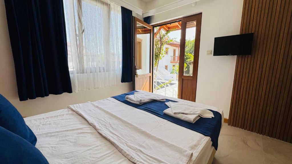 A bed or beds in a room at Tomsan Suites & Villas Akyaka
