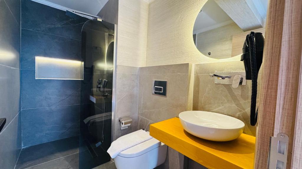 A bathroom at Tomsan Suites & Villas Akyaka