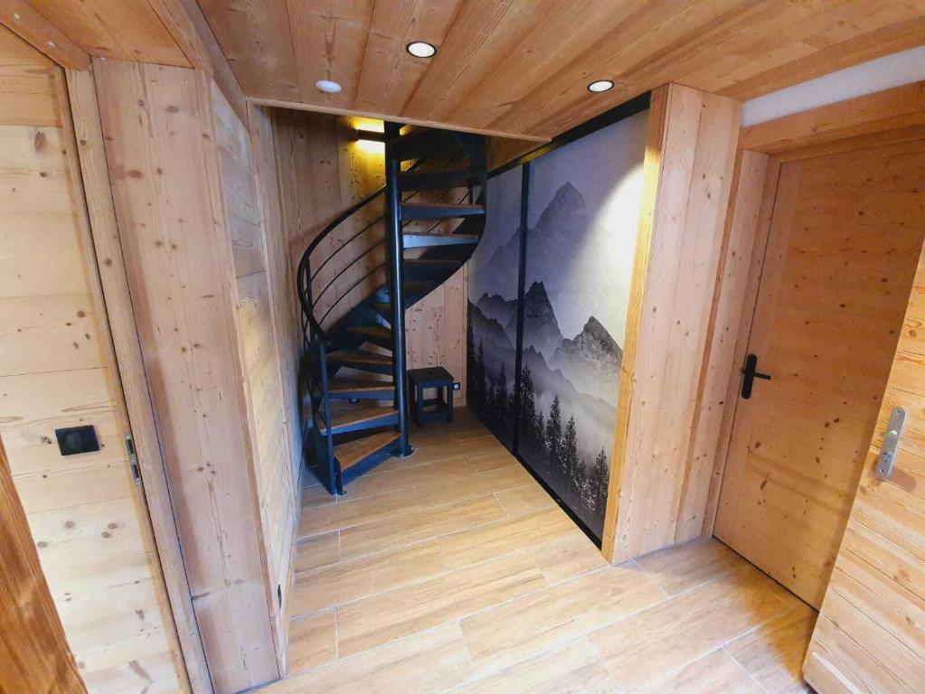 Palanda nebo palandy na pokoji v ubytování Chalet Delphinette - Spa privatif