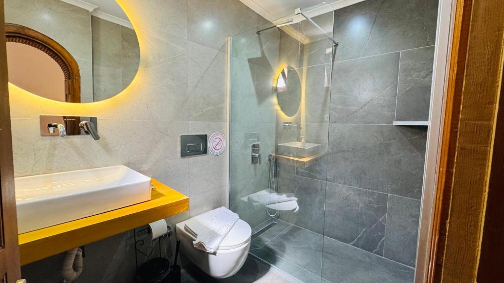 A bathroom at Tomsan Suites & Villas Akyaka