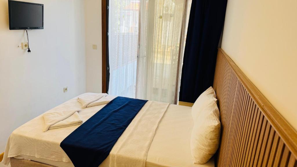 A bed or beds in a room at Tomsan Suites & Villas Akyaka