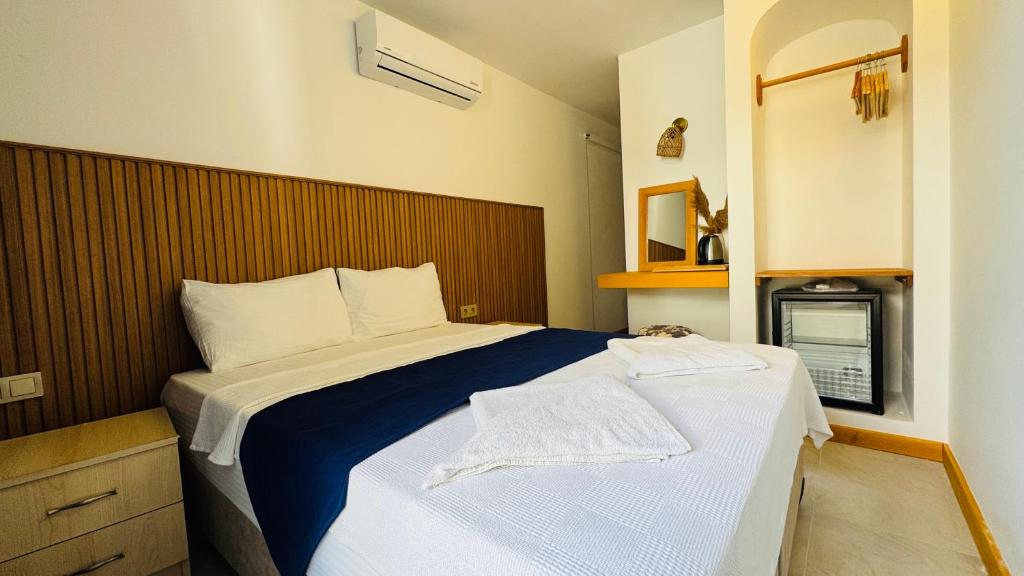 A bed or beds in a room at Tomsan Suites & Villas Akyaka