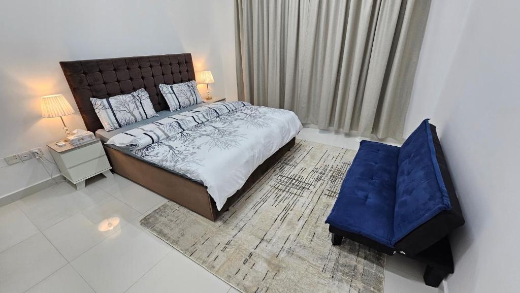 迪拜Fabulous Villa Rooms near Airport的一间卧室配有一张特大号床和一张地毯。